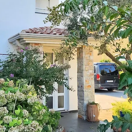 Bozo Stunning Sea View Apartment